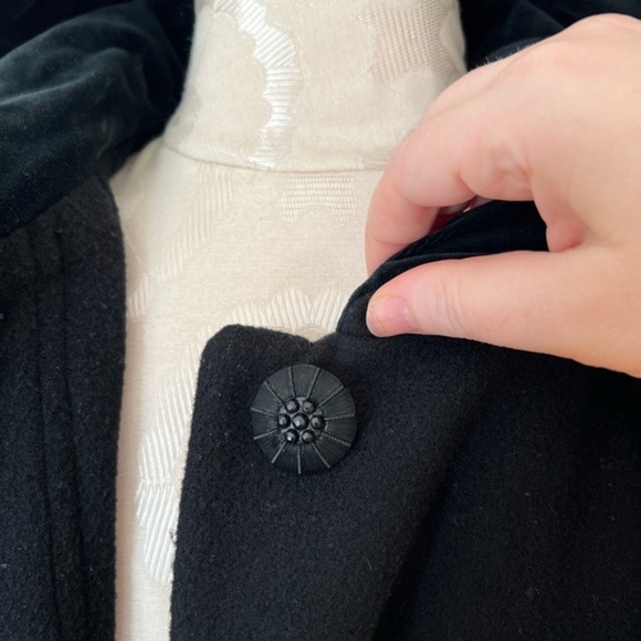 ***VINTAGE*** 90s CLASSIC! Velvet lined hood wool coat with gorgeous detailing - Picture 4 of 11